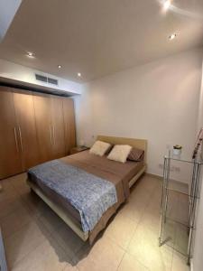 Un dormitorio con una cama grande en una habitación. en Flat in the heart of St Julians, en San Julián