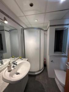 Un baño con ducha, lavabo e inodoro. en Flat in the heart of St Julians, en San Julián