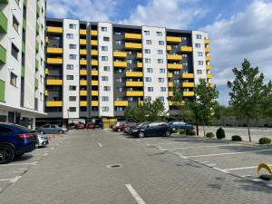 クラヨーヴァにあるDecebal-Residence High View Apartmentの建物の前に車が駐車されている駐車場