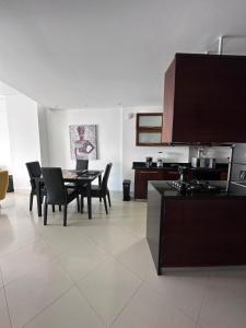 a kitchen and dining room with a table and chairs at Cartagena De Indias in Cartagena de Indias