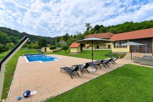 Piscina de la sau aproape de Ruralna kuca 'Villa Zagorka' za odmor sa bazenom i bočalištem