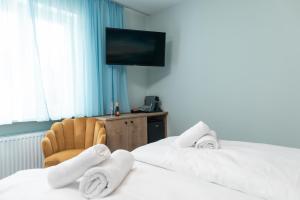 Postelja oz. postelje v sobi nastanitve Kirchenwirt Stubenberg Kunsthotel
