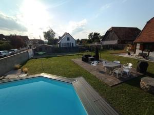 Bazen v nastanitvi oz. blizu nastanitve Gîte Chez l'Oncle Paul