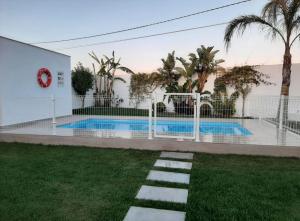 Bazén v ubytování La Casita de la Florida nebo v jeho okolí