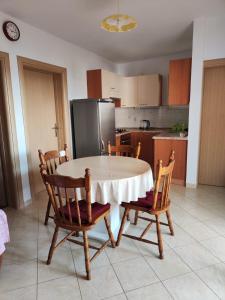Kuchyň nebo kuchyňský kout v ubytování Apartments Čobanov