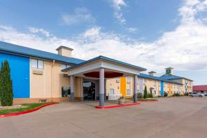 a row of buildings in a parking lot at Quality Inn & Suites Wichita Falls I-44 in Wichita Falls