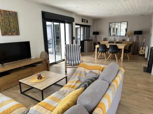 TV a/nebo společenská místnost v ubytování CAP O SUD grande maison avec Piscine à St Martin de Ré