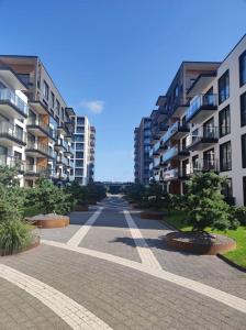 een lege straat in een stad met hoge gebouwen bij Kaunas Castle Apartment in Kaunas