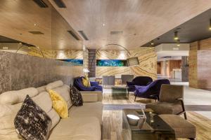 a living room with a couch and chairs at Solana Hotel & Spa in Mellieħa