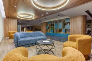 a waiting room with two blue chairs and a table at Solana Hotel & Spa in Mellieħa