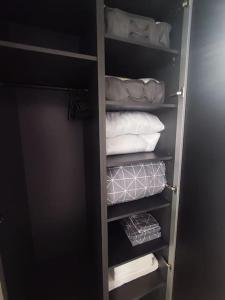 een inloopkast met handdoeken en kussens bij Kaunas Castle Apartment in Kaunas