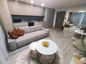 een woonkamer met een bank en een tafel met bananen erop bij Kaunas Castle Apartment in Kaunas