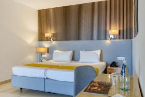 a hotel room with a bed and a table at Solana Hotel & Spa in Mellieħa