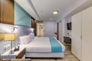 a hotel room with a bed and a desk at Solana Hotel & Spa in Mellieħa