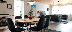 Posezení v ubytování Havhuset I Øster Hurup - i byen, ved stranden