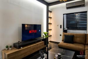 TV a/nebo společenská místnost v ubytování EDWARD Luxury Suite by homebrain