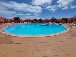 duży niebieski basen na dziedzińcu w obiekcie Casa DamiAnna - Pool - WiFi - FuerteventuraBay w mieście Costa de Antigua