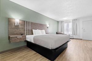 Postel nebo postele na pokoji v ubytování Quality Inn