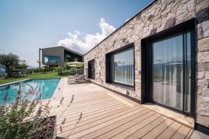Bazén v ubytování View - AgriSuites nebo v jeho okolí