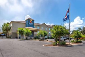 una vista frontal de un hotel con bandera americana en Comfort Inn & Suites, en Crestview