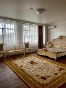 Giường trong phòng chung tại Golden Horse Hotel