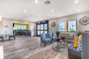 バニングにあるQuality Inn Banning I-10のソファと椅子とテーブルのある待合室