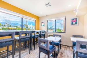 バニングにあるQuality Inn Banning I-10のテーブルと椅子と窓のあるレストラン +28枚の写真