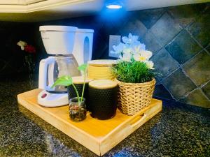 Kemudahan buat kopi dan teh di Scorpion Hiuse Langley -ROOM 1 Separate restroom
