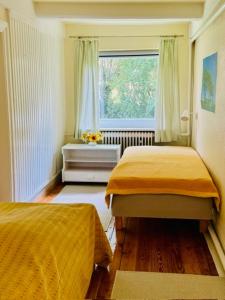 a bedroom with two beds and a window at Ferienwohnung Rosenthal in Gnutz +3 photos