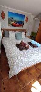 Una cama grande con sábanas blancas y almohadas. en Quinta Da vida Serena, en Gaio 64 fotos más