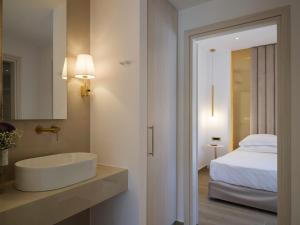 Кровать или кровати в номере Golden Luxury Suites