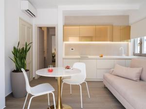 Кухня или мини-кухня в Golden Luxury Suites
