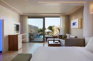 una camera d'albergo con un letto e un soggiorno di Amus Hotel & Spa a Ixiá