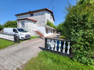 a white van parked in front of a house at Pokoje Gościnne Grzybowo in Grzybowo