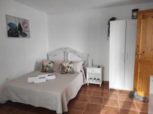 罗萨里奥港Aldea Tefía 57的卧室里有一张白色的床，床上有两条毛巾