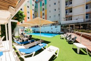 Bazén v ubytování Hotel Basel Tel-Aviv nebo v jeho okolí