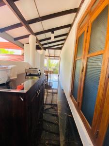 Kuchyň nebo kuchyňský kout v ubytování Induwara Holiday home