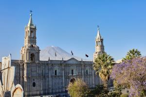an old building with a mountain in the background at La terraza del Portal in Arequipa