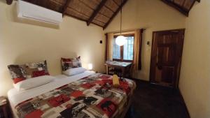Postel nebo postele na pokoji v ubytování DEVOCEAN Lodge