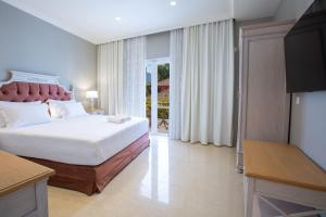 Posteľ alebo postele v izbe v ubytovaní VK Luxury Suites With Private Parking