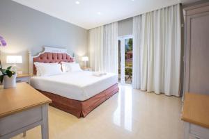 Posteľ alebo postele v izbe v ubytovaní VK Luxury Suites With Private Parking + 37 fotografií