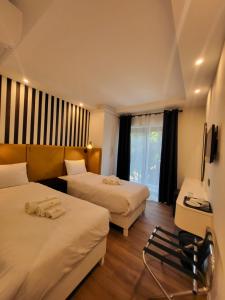 Postel nebo postele na pokoji v ubytování Carlton Hotel