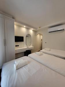 Postel nebo postele na pokoji v ubytování Carlton Hotel