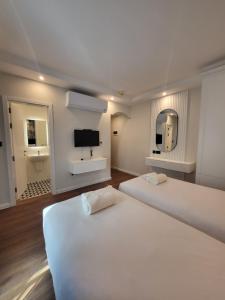 Postel nebo postele na pokoji v ubytování Carlton Hotel