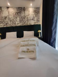 Postel nebo postele na pokoji v ubytování Carlton Hotel