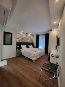 Postel nebo postele na pokoji v ubytování Carlton Hotel
