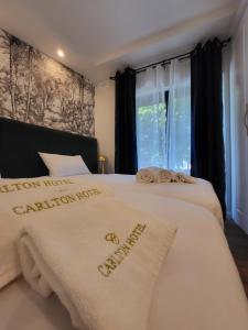 Postel nebo postele na pokoji v ubytování Carlton Hotel