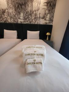 Postel nebo postele na pokoji v ubytování Carlton Hotel