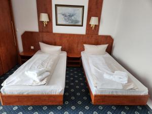 Postel nebo postele na pokoji v ubytování Hotel Hoyers in Pinneberg