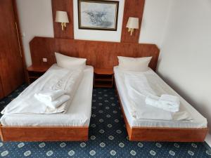 Postel nebo postele na pokoji v ubytování Hotel Hoyers in Pinneberg